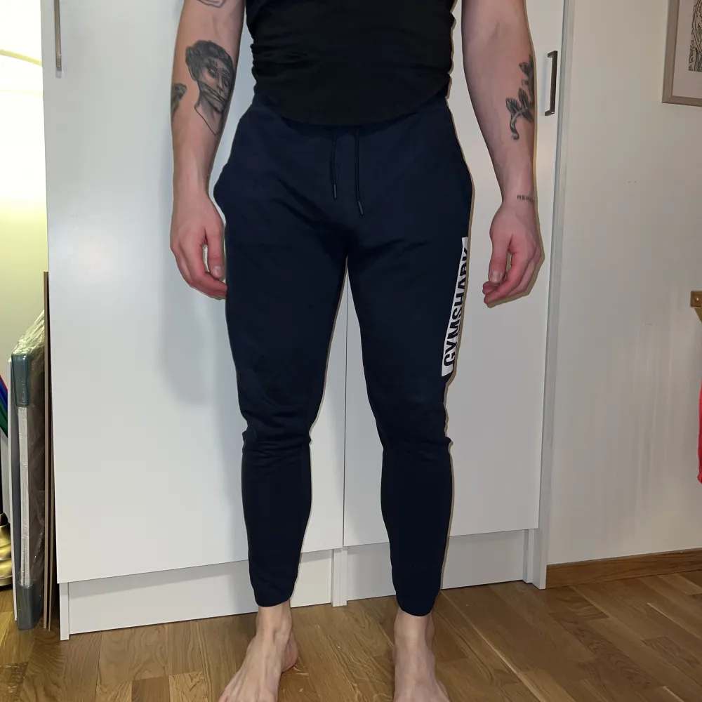 Mörkblå Joggingbyxor från Gymshark  Storlek : Large  Pris: 150,-  Nestan oanvänd, inga bruksmärken 🫶🏽. Jeans & Byxor.