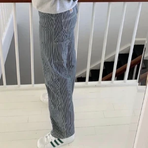 Randiga byxor  - Säljer mina randiga byxor från Lee som jag köpt här på plick. Liknar de byxorna på första bilden (lånad). Jag har tagit ner sömmen så de är lite längre än vad som står🥰🥰