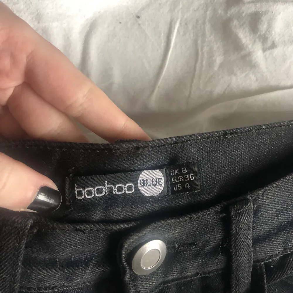 Svarta slitna jeans från boohoo i storlek 36, säljer pga inte min stil längre, dom har använts flitigt men är ändå i bra skick. Pm för fler bilder eller frågor:). Jeans & Byxor.
