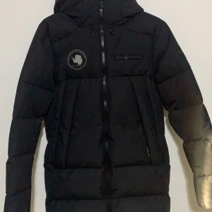 Sail racing jacka  - Svart sail racing jacka. Storlek Xs men passar S också. Helt helt ny använd 2  gånger däremot inget kvitto.  Äkta! Pris kan sänkas mycket vid snabb affär!💕 Passar både killar och tjejer.