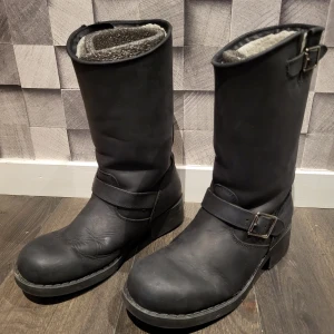 Johnny Bulls kängor NYA - Johnny bulls kängor säljes.  Dom är varmfodrade.  Köpte dom i oktober 2022 men bytte aldrig storkel i tid.  Jag betalade 1 499kr.  Storlek 39  För info och där jag köpte dom på länken  https://www.footway.com/se/product/mid-boot-warm-lining-black-silver