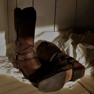 Cowboyboots  - Supersköna cowboyboots i storlek 39. Äkta läder. Inköpta för 2500 Använda men inte slitna. Kan tänka mig att sänka priset 💕 