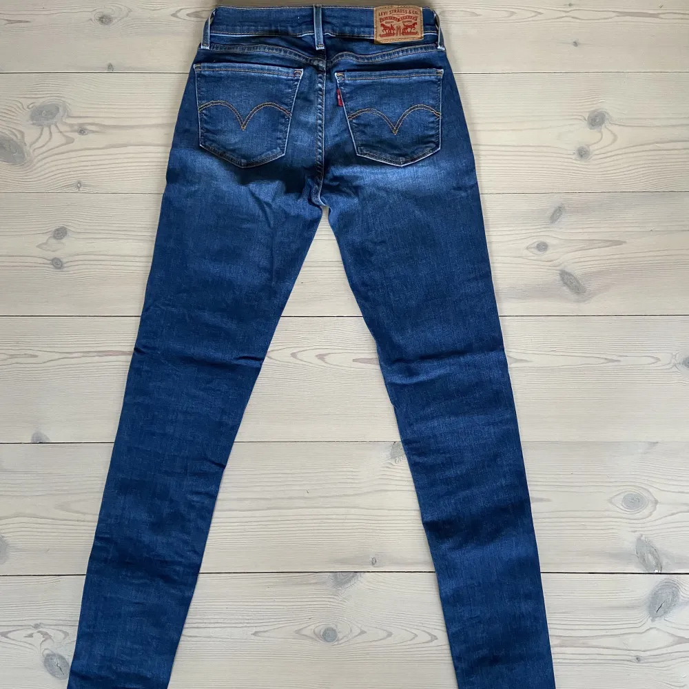 Ett par levi’s 710 super skinny jeans i superfint skick som är sparsamt använda. . Jeans & Byxor.
