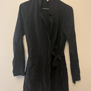 Blazerklänning - Svart kavajklänning från Nelly. Använd 2 gånger.