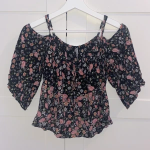 Topp - Gullig topp i storlek xs men passar också mig som har S-M i tröjor eftersom den är stretchig🖤 Den är flowy och väldigt bekväm 🌸 Inget fel på den 