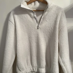 Vit teddy tröja - En jätte mysig teddy tröja. Använd 1 gång. Storlek S
