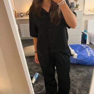 Svart satin set  - Superfint och somrigt satin set, perfekt till våren och sommaren!! Det är två olika delar men passar jättebra tillsammans. Säljer endast vid köp av båda!!