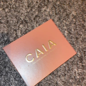 Caia - Hej!💕Säljer min älskade älskade favorit ögonskuggspalett ”caia golden bronze palette” Som jag råkade beställa två av. Den är helt oanvänd, endast testad i några av skuggorna. Det är så himla fina färger och den lägger sig så jämt. Nypris 575 kr💕