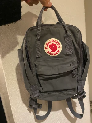 Fjällräven mini  - Som ny i färgen Graphite