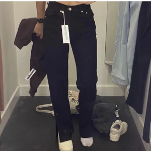 Asos jeans - Svarta jeans med slits på sidan från asos!💓