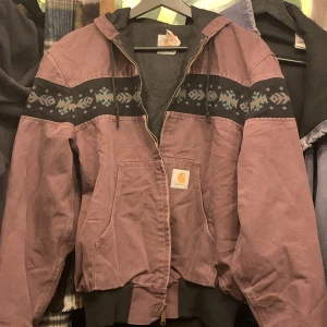 Carharrt jacka - Carharrt active jacket. Storlek M lila-röd ish med mönster. Kolla gärna in mina andra kläder. 