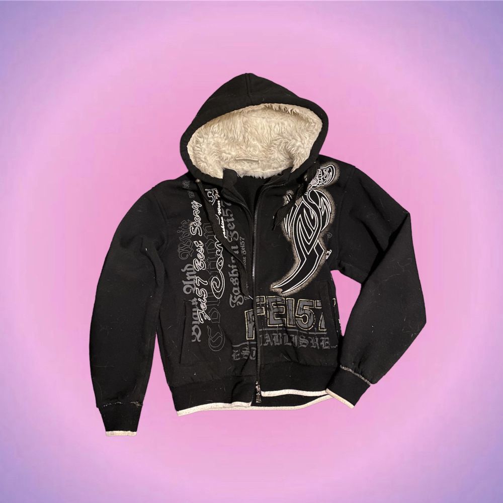 En av mina favorit hoodies som tyvärr inte kommer till användning längre:( Den är lite nopprig och har själv sytt fast muddar som syns på sista bilden men annars är den superfin! Skriv privat vid intresse o frågor!🫶🏻🫶🏻🫶🏻 Kan skicka fler bilder om de önskas:). Huvtröjor & Träningströjor.