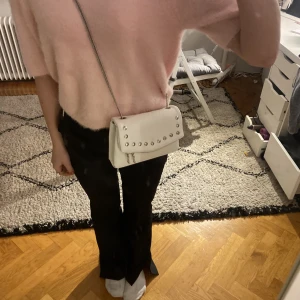 Väska - Säljer denna super snygga bershka väskan som köptes i teneriffa. Har ALDRIG använts då jag har en annan väska som jag använder mer. Prislapp och pappret man får med i början är fortförande kvar❤️