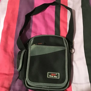 Midjeväska  - TRYCK INTE PÅ KÖP NU UTAN KONTAKTA MIG OM DU VILL KÖPA ❤️ Frakt: 64kr