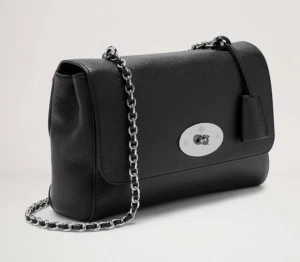 Mulberry Lily, medium  - Säljer min handväska i märket Mulberry i modellen Lily. Strl är M men är den största i serien Lily. Väskan är svart och har silverkedja och silverspänne. Dustbag medföljer. Inga anmärkningar vad jag kan se. Nypris: 12 500 kr. Avhämtning Sthlm är ok. 