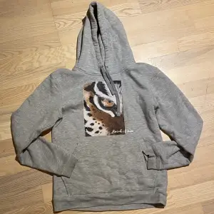 Hoddie från The cool elephant med tiger tryck. Strl S. I bra skick. Pris kan diskuteras. Skriv för fler bilder eller om man har frågor!🐅