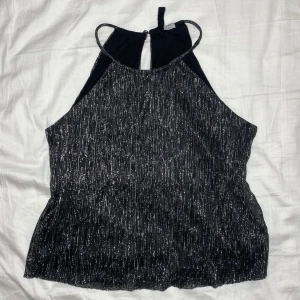 Halterneck fest topp  - Skitsnygg halterneck y2k festtopp. Så coolt tyg. Mycket bra skick - inga deflekter. DM för bild på!! Köps via Swish (frakt 54 kr) eller köp nu 💋