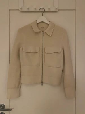 Kofta Arket - ARKET KOFTA Färg: Vit  Storlek: 34 Material: 88% ull, 12% polyester  Skick: Några mindre fläckar som borde gå bort om man försöker lite