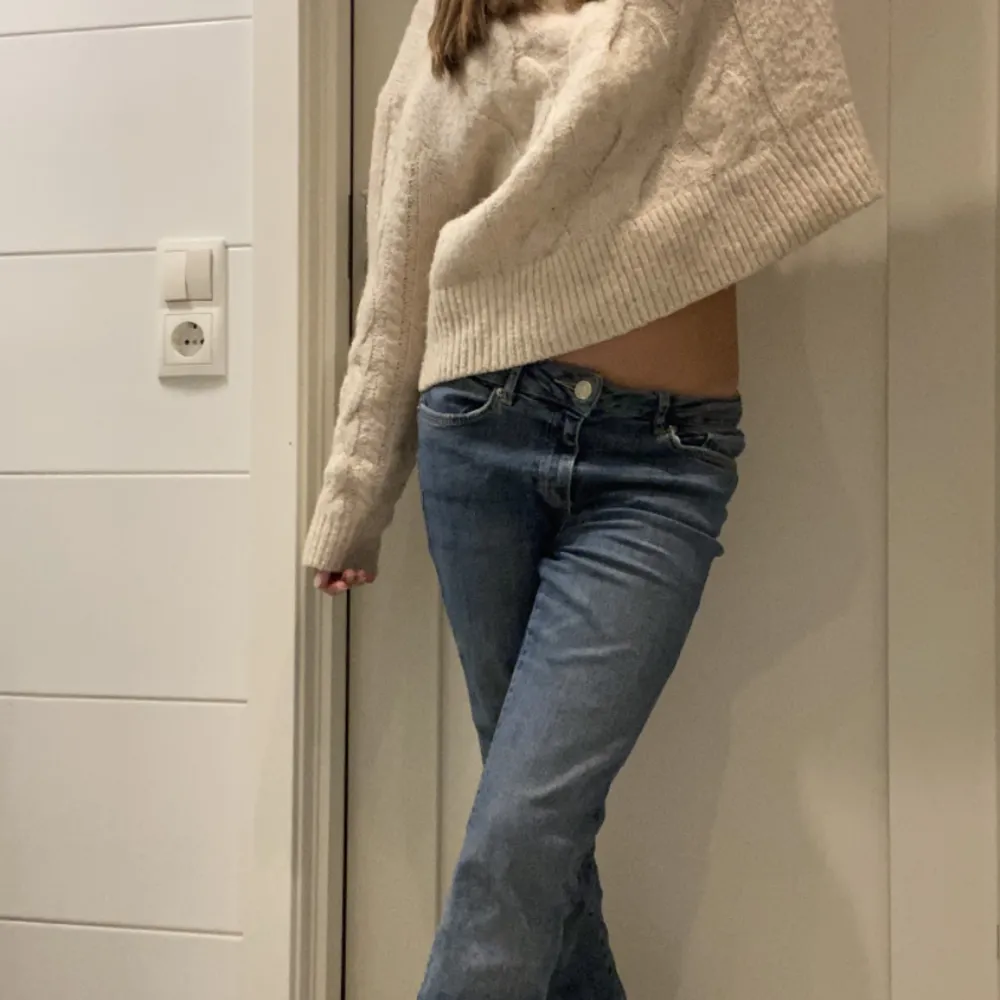 Ett par jätte snygga mörkblåa jeans från Vero Moda! Passar dig som är  150-155 lång. Säljer de för att de inte kommer till användning längre. (Pris kan diskuteras). Jeans & Byxor.