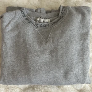 Acne sweatshirt  - Sweatshirt från Acne. Storlek xxs men väldigt oversize. Sparsamt använd! 1000kr😊