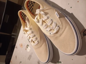 Gräddvita Vans st 7,5 - Använda en gång