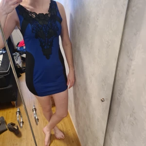 Blå och svart cutout klänning - Väldigt lätt och tunn klänning med fina detaljer vid bysten. Använd ett fåtal gånger och i väldigt fintskick.