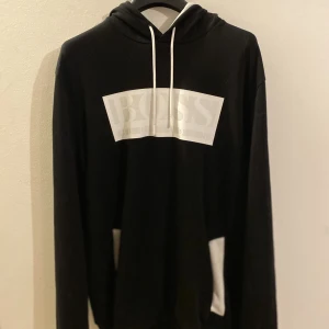 Hugo Boss luvtröja storlek M - Storlek M, passar folk som har L också, är lite oversize.  Limited Edtion så inte så vanlig att se! Använd ett fåtal gånger, skick 8,5/10. Nypris runt 2700:- från Johnells. Galjen från Hugo Boss hänger med som en bonus.