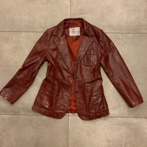 Vintage vinröd läderjacka - Vintage läderjacka🤩 köpt second-hand för 600kr och mycket sparsamt använd pga för liten för mig som är stl 38/S och 168cm lång💞 Väldigt vacker burgundy/vinröd färg och vacker, kortare passform😍 Vid intresse kan jag skicka en bild på hur den sitter på mig!