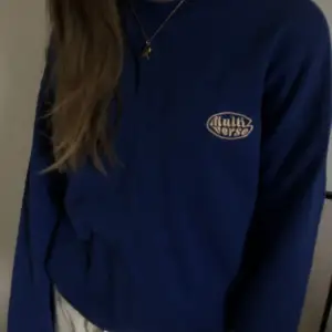 Säljer denna mörkblå/marinblå tröjan, den är köpt förra sommaren på zalando men ser frf ut som ny!💙💙 Den är i storlek xs men är oversized så sitter stort på mig som vanligtvis har xs