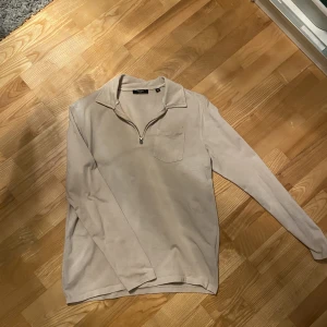 Jack & Jones Premium - half zip - Litet hål över fickan, annars fint skick. Köparen står för frakt📦  Priser kan diskuteras!🤝