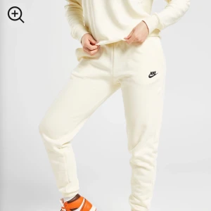 Nike mjukis byxor - Säljer pga för korta för mig! Endast testade. Exakt samma sim på bilden! Är 175 men väldigt långa ben och dom är aningen för korta för mig. Gräddvit Ortidariepris 650:-