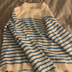 Zara tröja - Stickad zara tröja i storlek S men passar mig som har Xs❤️kontakta mig vid frågor eller intresse, tryck inte köp nu