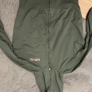 Levis kofta  - Fin kofta aldrig använt nyttskick säljer pågrund av aldrig kommer till användning och förliten 