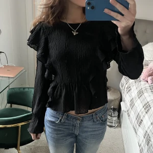 Zara blus! - Säljer denna så fina blus från zara som passar till allt💗