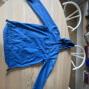 LYLE&SCOTT, 3/4 zip skaljacka - Beskrivning: Skaljacka från LYLE&SCOTT. 3/4 zip modell.  Defekter: Honan till mitten fickan är borta.