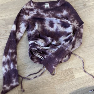 Pink långärmad tröja - Säljer denna fina lila tröja från Pink…💕💜 