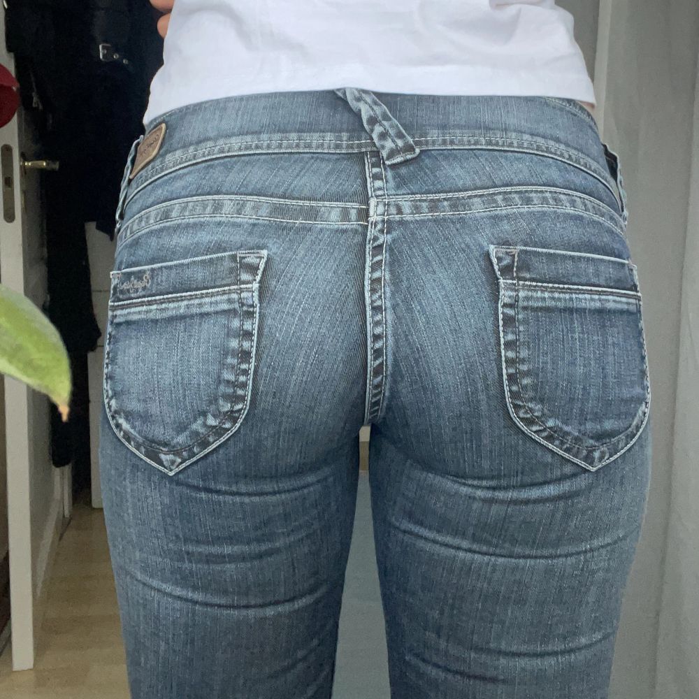 Jättefina jeans som tyvärr är för små för mig! Snygga bakfickor som ger fin form😁Jag är 175 som referens och brukar ha strl 38💗. Jeans & Byxor.