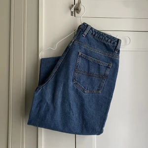 Jeans - Collusions 006 (mom jeans) i mörkare tvätt. Storlek 28/32.