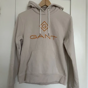 Gant luvtröja  - Beige fin färg, använd men i väldigt fint skick 