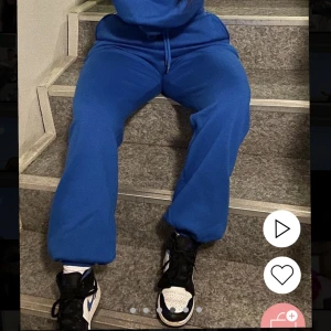 Blåa sweatpants - Oversized blåa sweatpants. Långa i längden💓 använd fåtal gånger och är i bra skick! 