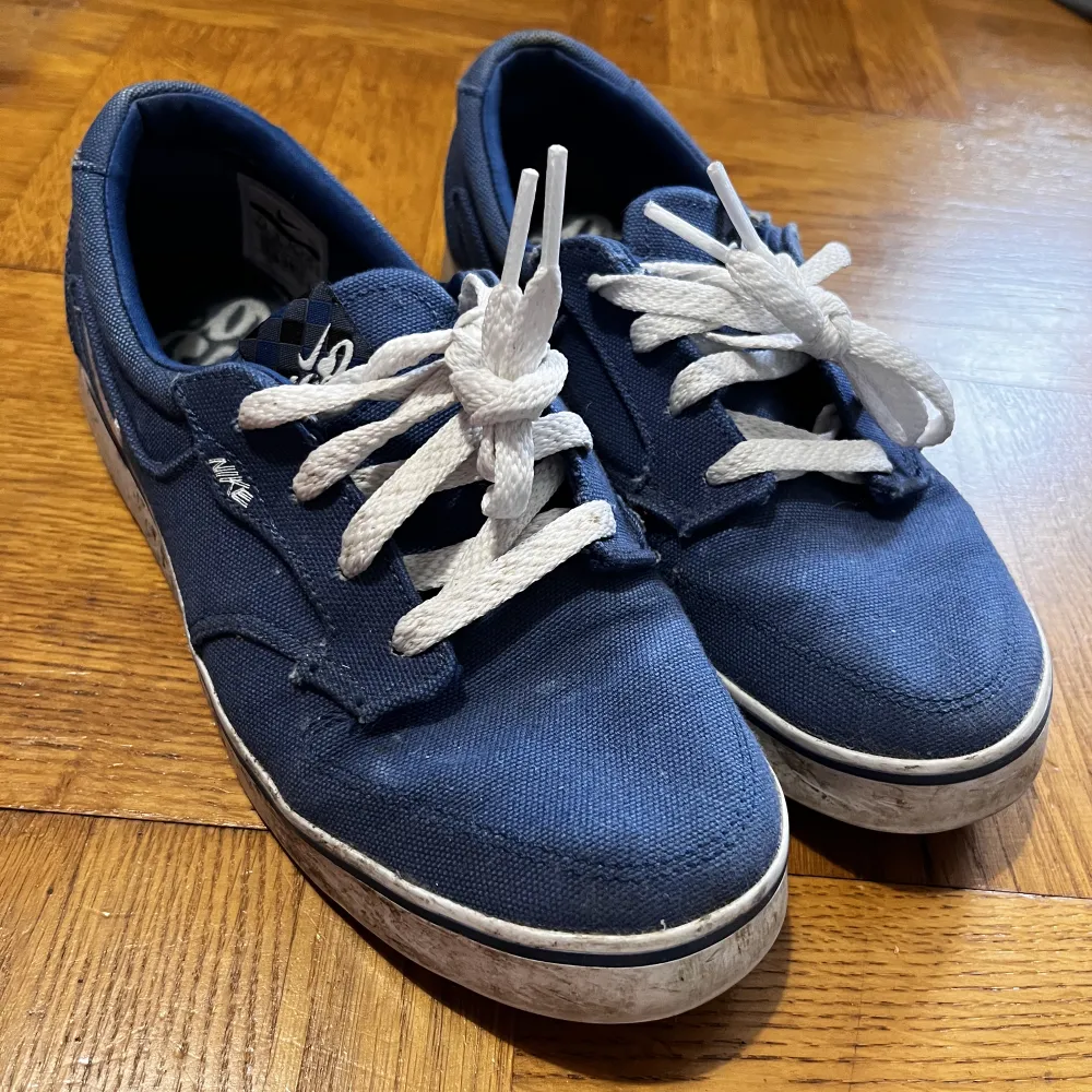 Ett par blåa nike skor med lite vintage känsla. Perfekta till sommaren! ☀️Kommer tyvärr ej till användning för mig. . Skor.