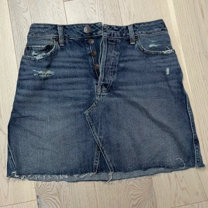Jeans kjol - Säljer en Abercrombie and Fitch jeanskjol i storlek 34. Pris: 300 kr.