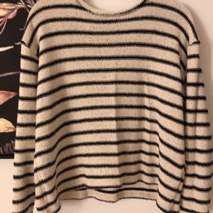Stickad zara tröja - Jätte fin stickad randig zara tröja. I mycket ett bra skick. Frakten betalas av köparen.