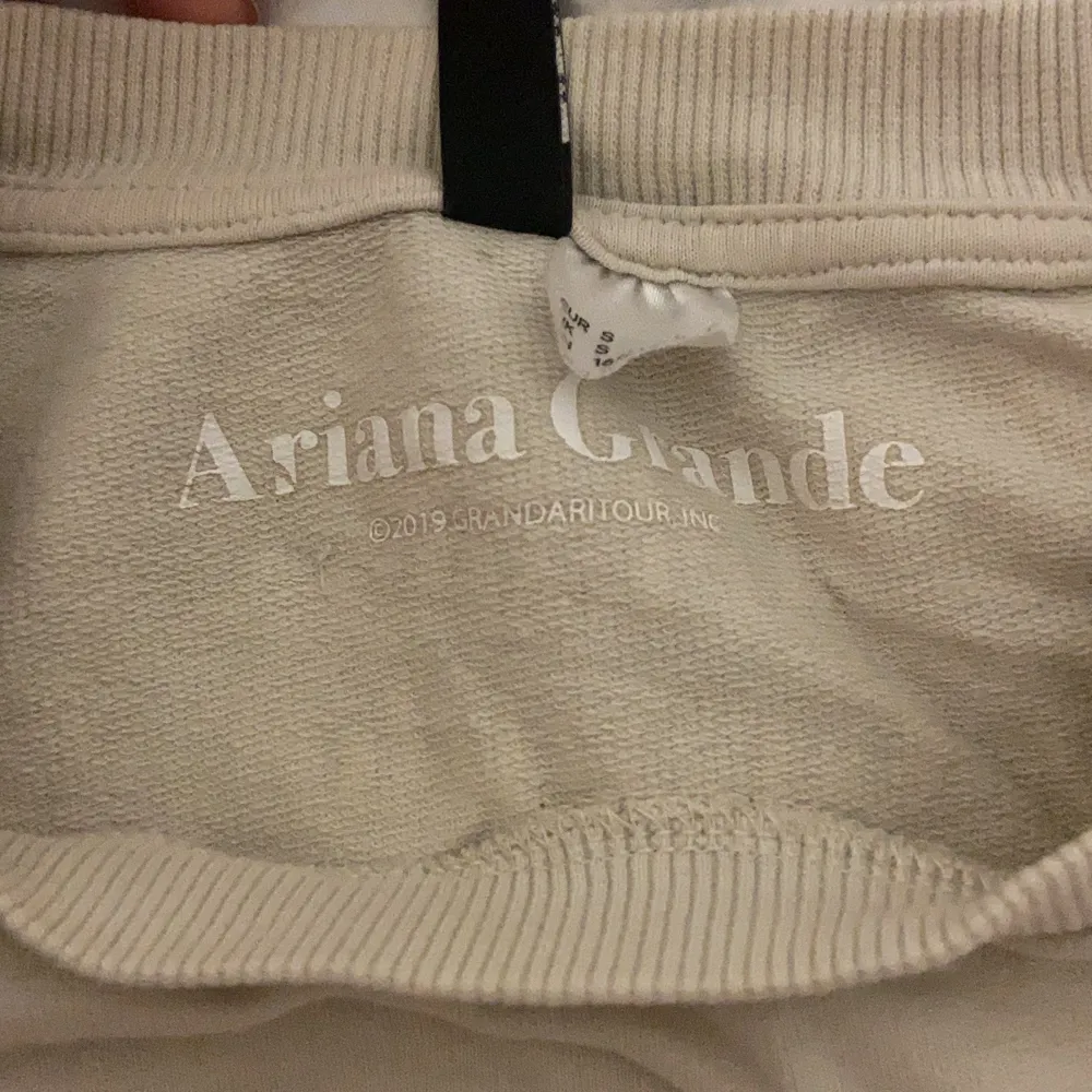 Gullig och mysig ariana grande merch i storlek S! . Tröjor & Koftor.