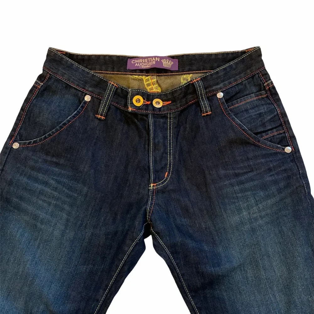 Storlek 32, fråga gärna på om ni undrar något angående stoleken!  Bra skick på jeansen, inga visibla defekter . Jeans & Byxor.