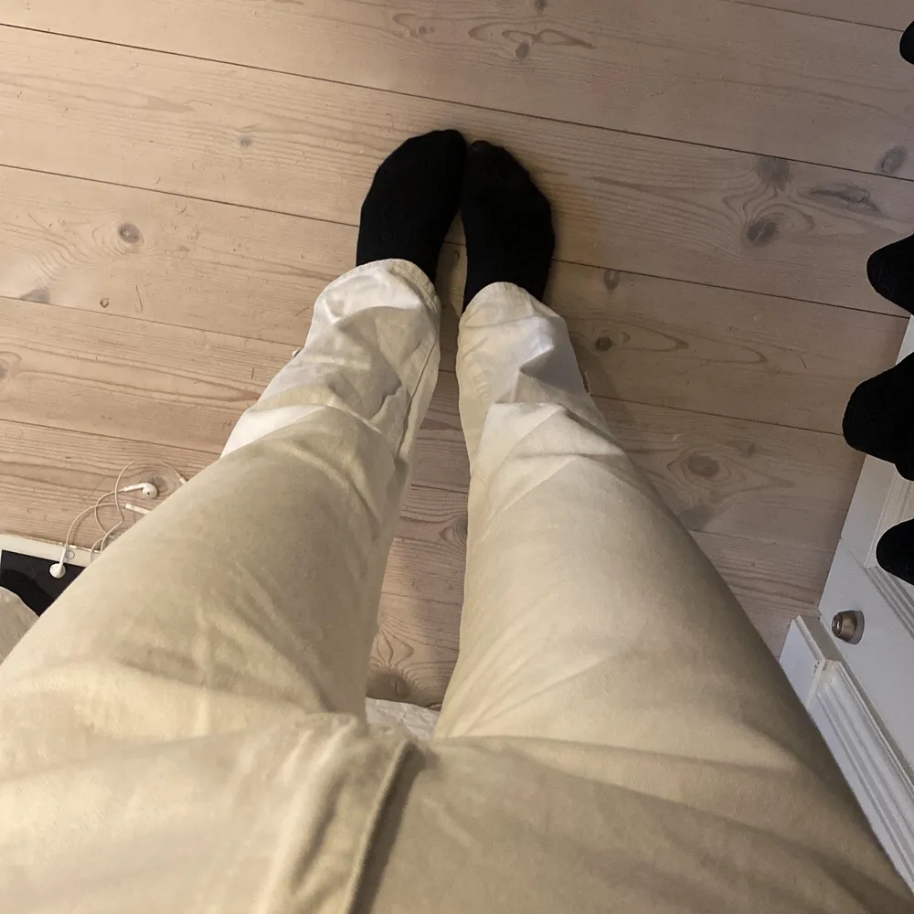 Raka jeans med slits, knappt snvända! Storlek 36 och suuperlånga!!. Jeans & Byxor.