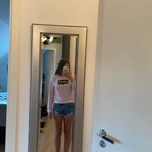 Sweatshirt - Fin sweatshirt från Levis. Fint skick och använd någon enstaka gång. Säljer då den är för liten för mig.💕