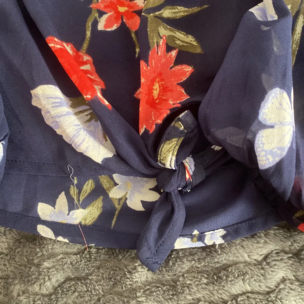 En marinblå blus med blommor från H&M i storlek 152. Använd en gång 💖. Blusar.