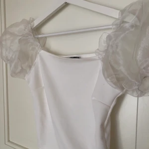 Vit topp - Vit topp med puffärmar i storlek 36