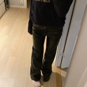 Wida läder byxor svarta  - Byxorna är köpta på SHEIN och säljer dem pga att dem inte kommer till användning och är inte min storlek, har använt cirka en gång.